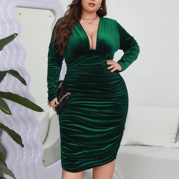 Green Deep V-Neckline Ruched Velvet Bodycon Midi Dress - Picture 5 of 6